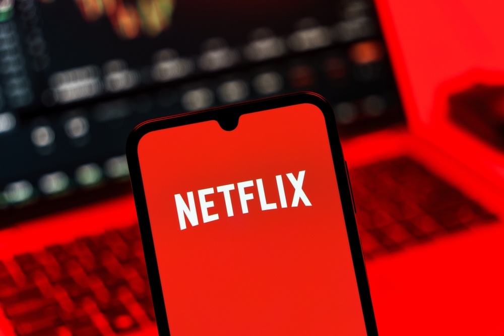 Netflix逆勢上漲逼近千元,已成亂流避風港?