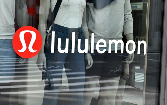【美股焦點】Lululemon受關稅衝擊,下調2025全年財測,股價重挫23%!