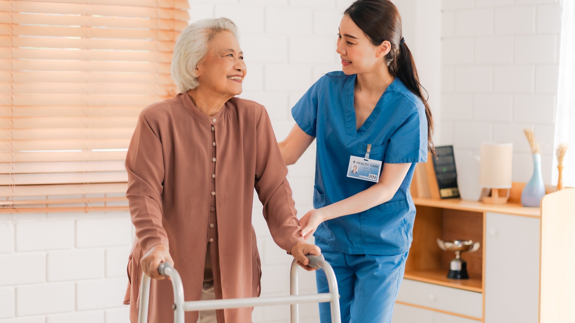 門檻低、工時彈性、AI難以取代？居服員成40+世代轉職首選！