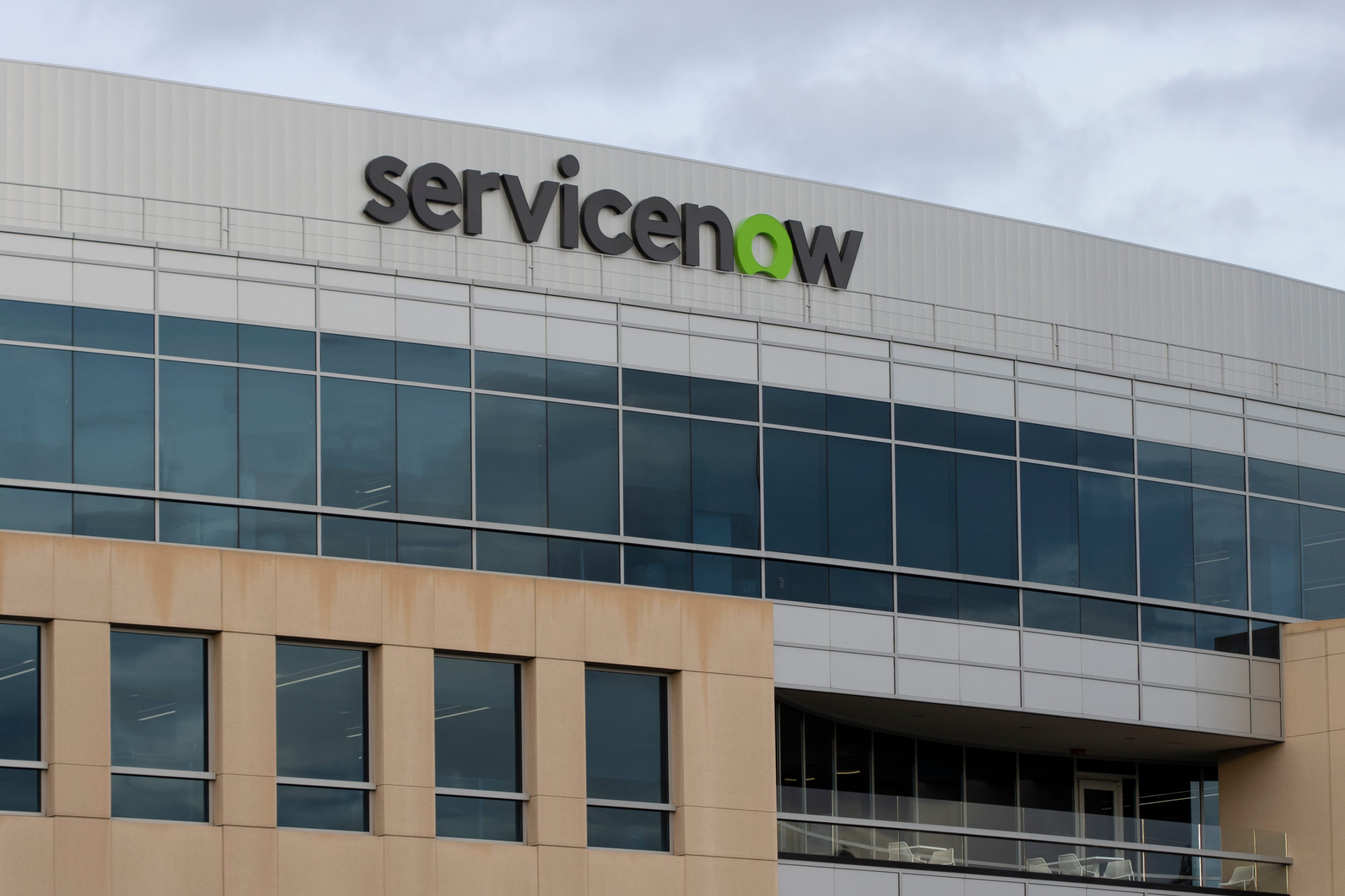 【美股研究報告】ServiceNow FY25Q2財報：盤後股價應聲大漲，現在上車還來得及？