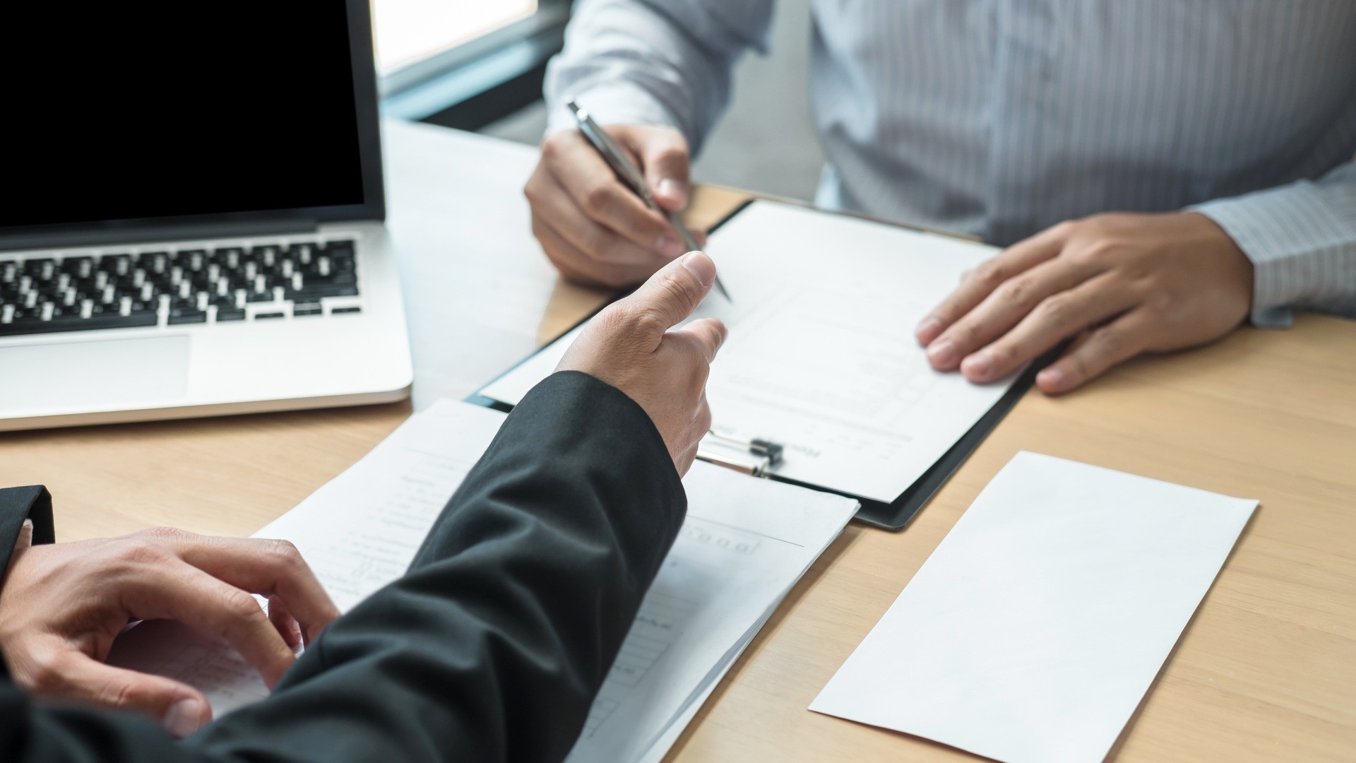 家人離世後保險怎麼辦？保單還有效嗎？3方式助你釐清權益！