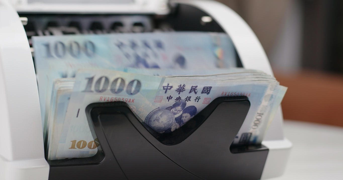 普發現金1萬元「3銀行」宣布加碼　到ATM領錢還能讓現金「再升級」？數發部：13歲以上家長不能代領