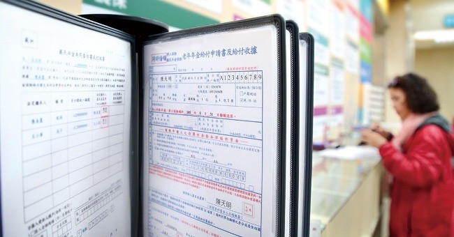 勞工10萬救命錢來了　12/15開放申請！年息2.165％須符合「3條件」　最快農曆年前就能入帳