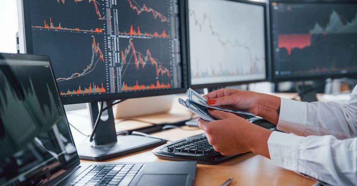 台股封關日寫下歷史驚奇　群創爆量外資瘋搶、2026兩大利多蓄勢待發！分析師：有望帶動開春「紅包行情」