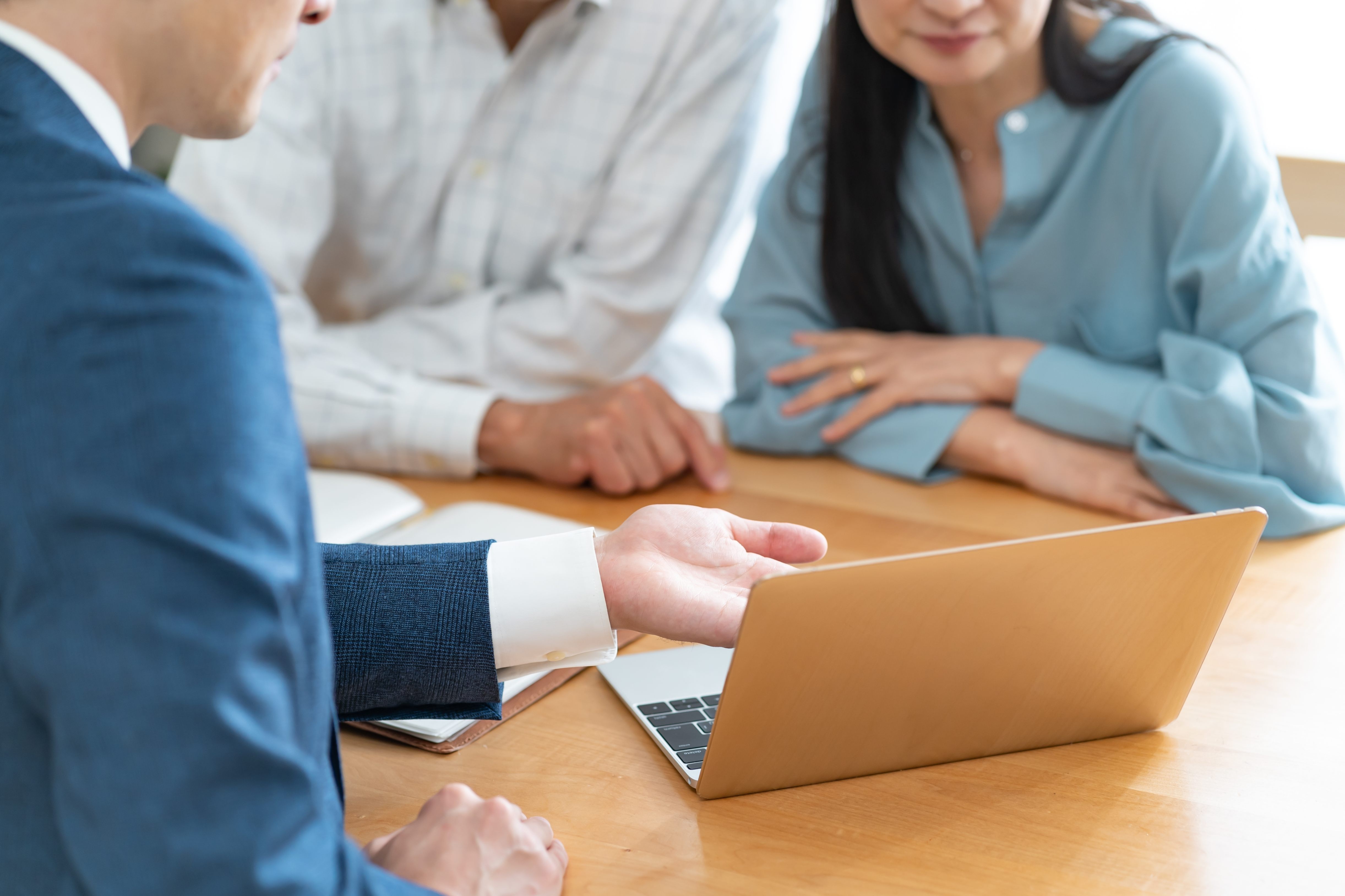 別再當全能保母！為什麼你給出的「正確答案」，正是團隊平庸的元兇？