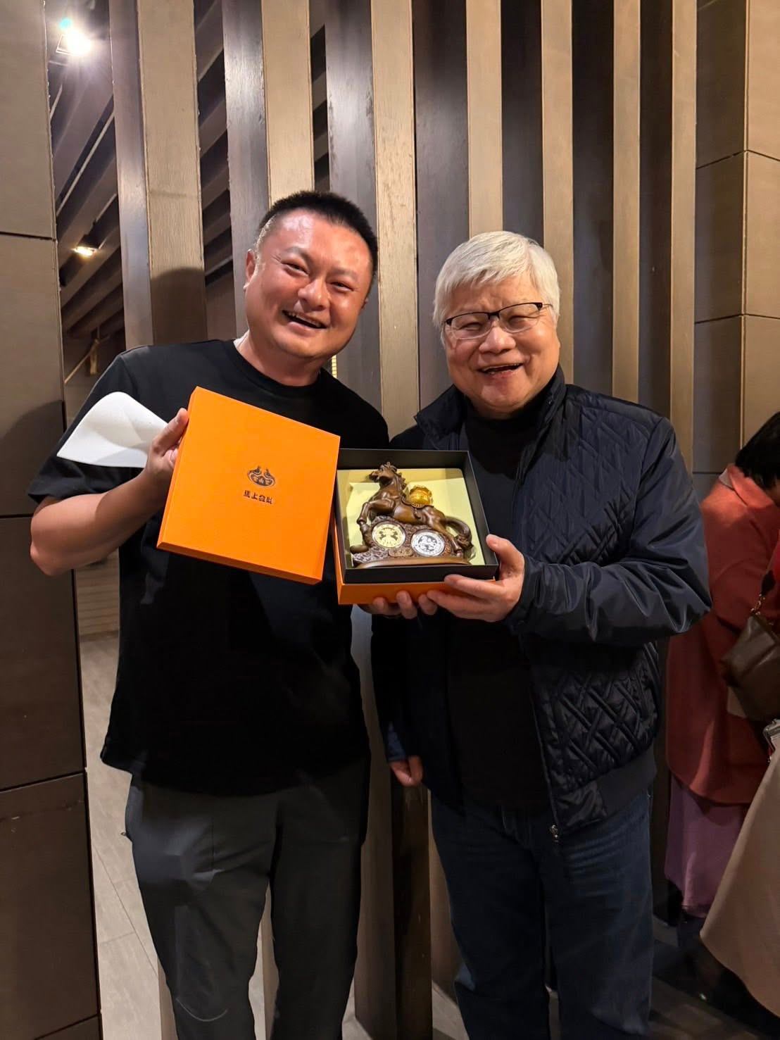 野生總裁魏哲家用餐意外成焦點　能否合照？他幽默回應客人親切度爆棚！店家：感謝12年來加持