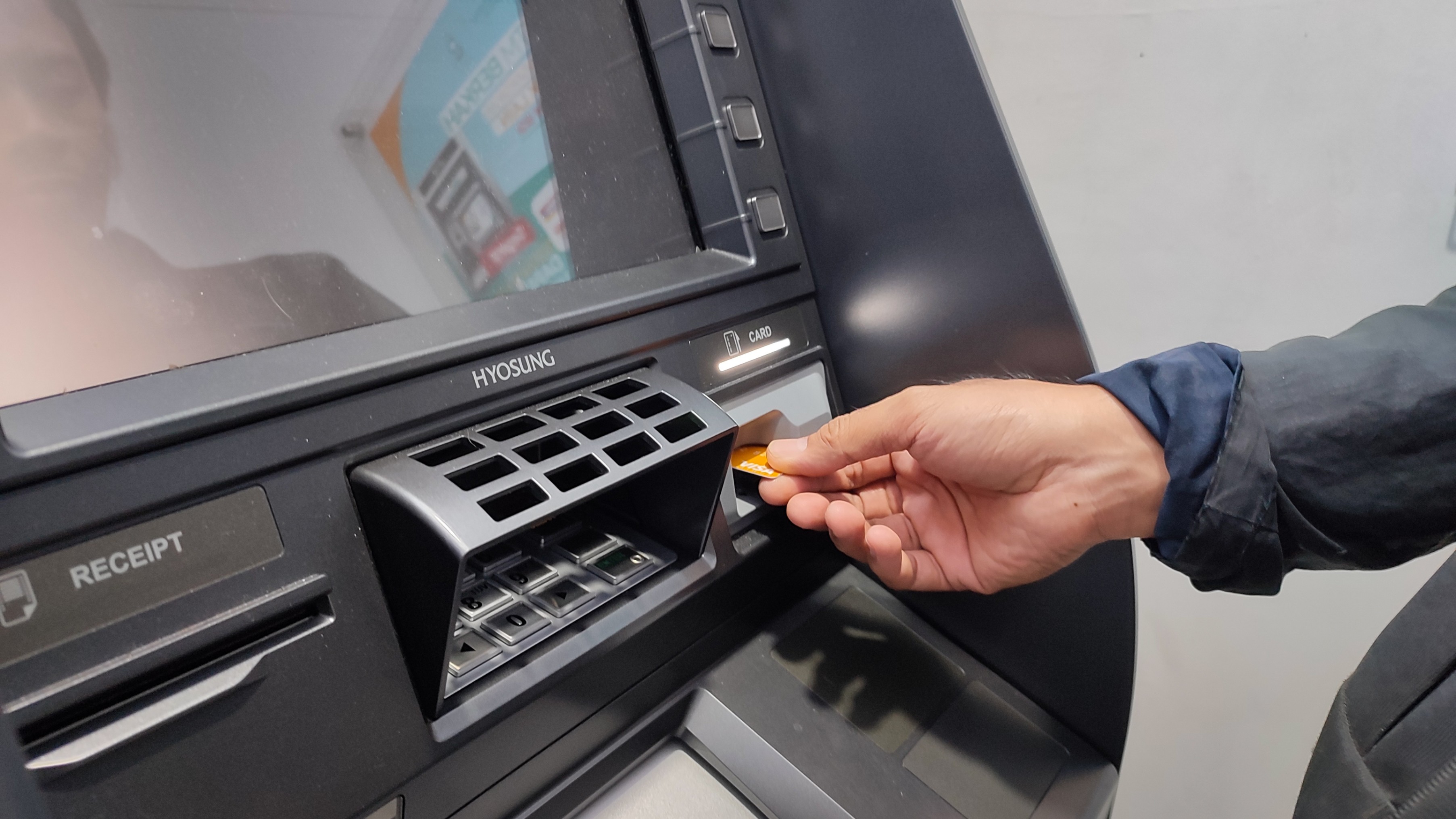 領錢別嚇到!10家銀行ATM看到你「戴口罩、安全帽」會嗶嗶叫 不能再交易?金管會:露臉就停止警示