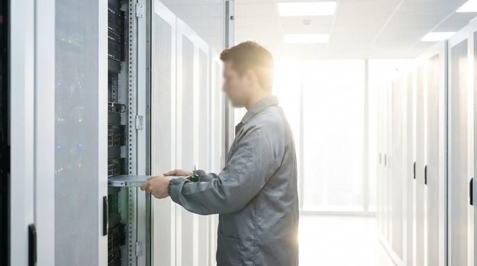 【即時新聞】戴爾(DELL)與慧與科技(HPE)最新財報看俏！小摩估AI需求狂飆80％推升財測