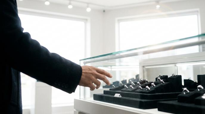【即時新聞】鑽石巨頭Signet Jewelers(SIG)二度調升財測!全新信貸協議估進帳逾10億美元