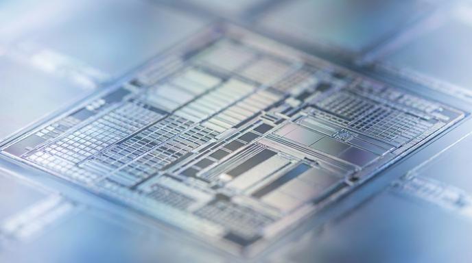 半導體先進封裝產能擴充與AI伺服器專利調查影響示意圖