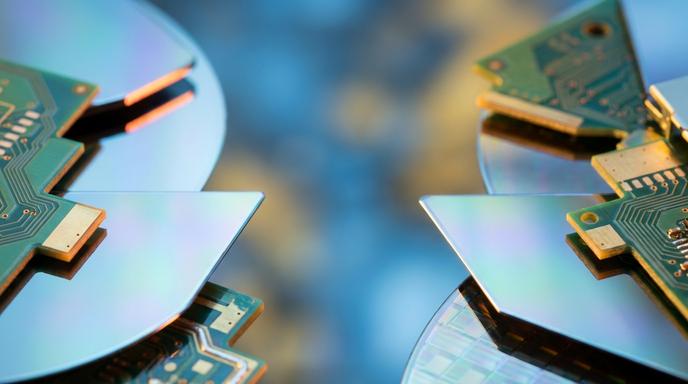 AI先進封裝與記憶體產業走勢分歧解析示意圖