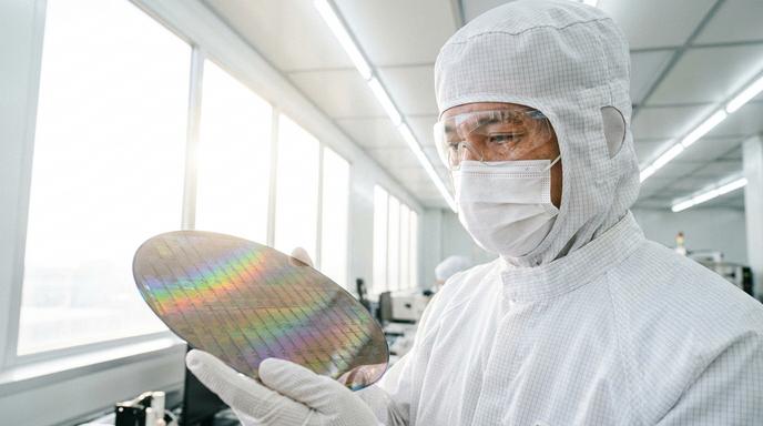 【即時新聞】費半強彈2％記憶體接棒上攻！外資看好超級週期，散戶還能追嗎？
